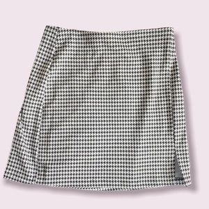 H&M houndstooth/dogstooth mini skirt with slit
